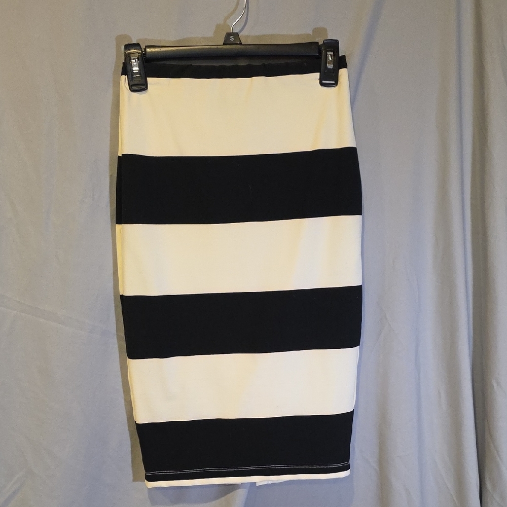 Jennifer Lopez Bold Black and Cream Pencil Skirt